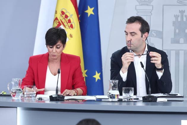 The government agrees to provide protection against evictions through 2030 and to ban purchases by vulture funds through 2028. The Minister of Housing and Urban Agenda, Isabel Rodríguez, and the First Vice President and Minister of Economy, Trade, and Business, Carlos Cuerpo, during the press conference following the Council of Ministers meeting on September 29, 2026, in Madrid, Spain. On Tuesday, the government approved two royal decrees on housing during the Council of Ministers meeting, which include extending protection against evictions through 2030, regulating seasonal rentals and room rentals, banning purchases by vulture funds through 2028, and extending by two years the existing contracts set to expire before December 31, 2028, am Copyright: xEduardoxParrax 7808064