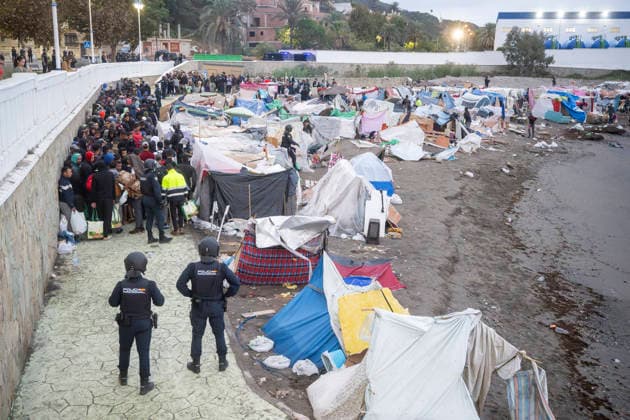 Dozens of migrants from Benítez Beach in Ceuta, evicted today, decide to voluntarily return to Morocco Police evict migrants from Benítez Beach on September 29, 2026, in Ceuta, Spain. Dozens of Moroccan migrants who had been staying in the settlements on Benítez Beach in Ceuta have decided to voluntarily return to Morocco after being informed that they could choose this option, during the operation carried out to transfer residents in the area to the facilities of the Temporary Care Center for Foreigners (CATE), to register them. September 29, 2026, Ceuta, Ceuta, Spain Copyright: xMarcosxMorenox 7808174