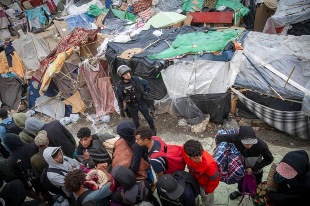 Dozens of migrants from Benítez Beach in Ceuta, evicted today, decide to voluntarily return to Morocco Police evict migrants from Benítez Beach on September 29, 2026, in Ceuta, Spain. Dozens of Moroccan migrants who had been staying in the settlements on Benítez Beach in Ceuta have decided to voluntarily return to Morocco after being informed that they could choose this option, during the operation carried out to transfer residents in the area to the facilities of the Temporary Care Center for Foreigners (CATE), to register them. September 29, 2026, Ceuta, Ceuta, Spain Copyright: xMarcosxMorenox 7808176