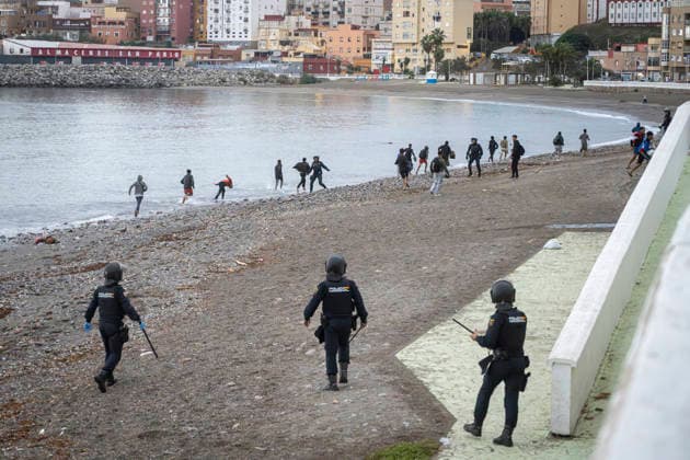 Dozens of migrants from Benítez Beach in Ceuta, evicted today, decide to voluntarily return to Morocco Police evict migrants from Benítez Beach on September 29, 2026, in Ceuta, Spain. Dozens of Moroccan migrants who had been staying in the settlements on Benítez Beach in Ceuta have decided to voluntarily return to Morocco after being informed that they could choose this option, during the operation carried out to transfer residents in the area to the facilities of the Temporary Care Center for Foreigners (CATE), to register them. September 29, 2026, Ceuta, Ceuta, Spain Copyright: xMarcosxMorenox 7808177
