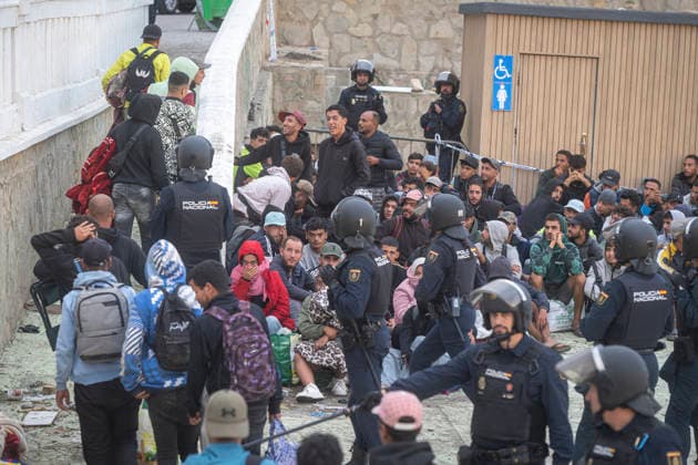 Dozens of migrants from Benítez Beach in Ceuta, who were evicted today, decide to voluntarily return to Morocco Police evict migrants from Benítez Beach on September 29, 2026, in Ceuta, Spain. Dozens of Moroccan migrants who had been staying in the settlements on Benítez Beach in Ceuta have decided to voluntarily return to Morocco after being informed that this option was available to them, during the operation carried out to transfer residents in the area to the facilities of the Temporary Care Center for Foreigners (CATE), to register them. September 29, 2026, Ceuta, Spain Copyright: xMarcosxMorenox 7808233
