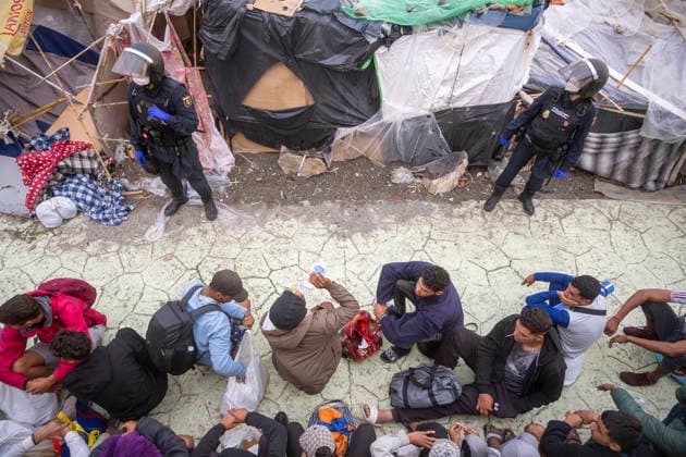 Dozens of migrants from Benítez Beach in Ceuta, who were evicted today, decide to voluntarily return to Morocco Police evict migrants from Benítez Beach on September 29, 2026, in Ceuta, Spain. Dozens of Moroccan migrants who had been staying in the settlements on Benítez Beach in Ceuta have decided to voluntarily return to Morocco after being informed that this option was available to them, during the operation carried out to transfer residents in the area to the facilities of the Temporary Care Center for Foreigners (CATE), to register them. September 29, 2026, Ceuta, Spain Copyright: xMarcosxMorenox 7808234