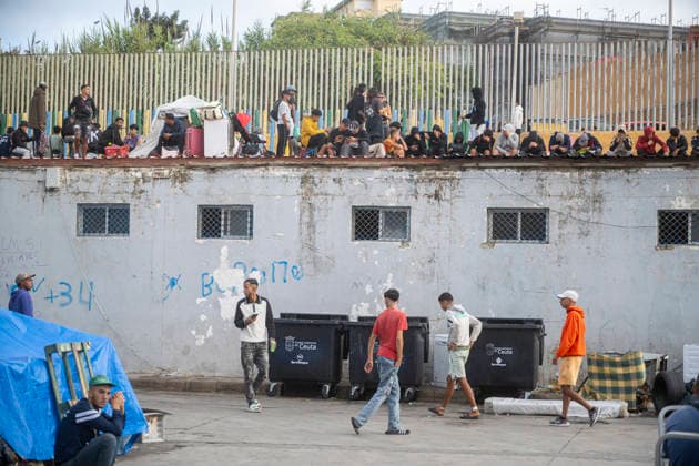 Dozens of migrants from Benítez Beach in Ceuta, who were evicted today, decide to voluntarily return to Morocco Police evict migrants from Benítez Beach on September 29, 2026, in Ceuta, Spain. Dozens of Moroccan migrants who had been staying in the settlements on Benítez Beach in Ceuta have decided to voluntarily return to Morocco after being informed that this option was available to them, during the operation carried out to transfer residents in the area to the facilities of the Temporary Care Center for Foreigners (CATE), to register them. September 29, 2026, Ceuta, Spain Copyright: xMarcosxMorenox 7808235