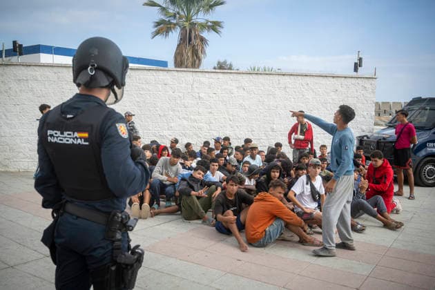 Dozens of migrants from Benítez Beach in Ceuta, evicted today, decide to voluntarily return to Morocco Police evict migrants from Benítez Beach on September 29, 2026, in Ceuta, Spain. Dozens of Moroccan migrants who had been staying in the settlements on Benítez Beach in Ceuta have decided to voluntarily return to Morocco after being informed that this option was available to them, during the operation carried out to transfer residents in the area to the facilities of the Temporary Care Center for Foreigners (CATE), to register them. September 29, 2026, Ceuta, Spain Copyright: xMarcosxMorenox 7808241
