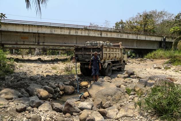 September 29, 2026, Kulon Progo, Indonesia: KULON PROGO, YOGYAKARTA, INDONESIA, SEPTEMBER 29, 2026: Residents pump water from the bottom of the Sawah Aking River into a truck-mounted tank in Pengasih, Kulon Progo, amid prolonged dry conditions. The Kulon Progo Regional Disaster Management Agency (BPBD) has extended its drought emergency alert through December 31, as authorities prepare for continued water shortages in affected communities. Kulon Progo Indonesia - ZUMAq101 20260929_zna_q101_065 Copyright: xIlhamxNurxArifinx