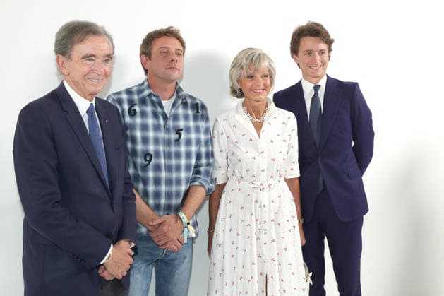 Bernard Arnault, Jonathan Anderson, Hélène Arnault, and Jean Arnault pose following the Dior Spring Summer 2027 Ready-to-Wear Greetings Collection fashion show as part of Paris Fashion Week, France, on September 29, 2026. Bertrand Rindoff Bestimage Celebrities at the Dior Fashion Show, Women’s Ready-to-Wear Spring Summer 2026, as part of Paris Fashion Week on September 29, 2026, in Paris, France. Paris, France Copyright: xBERTRANDxRINDOFFxPETROFFx xBESTIMAGExBERTRANDxRINDOFFxPETROFFx xBESTIMAGEx
