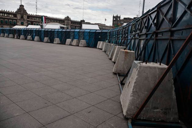 September 29, 2026, Mexico City, Cdmx, Mexico: Mexico City authorities have begun erecting metal barriers, by massive concrete blocks, to shield the Metropolitan Cathedral, government buildings, jewelry stores, and the National Palace. These measures aim to prevent damage and theft during the march commemorating the October 2, 1968, massacre of students by the Mexican army at the Plaza de las Tres Culturas in Tlatelolco. The protective operation seeks to safeguard businesses and buildings, as well as bystanders uninvolved in the protest; such individuals often fall victim to agitator groups that engage in graffiti and vandalism to stir up controversy and opposition against the legitimate mobilization led by the student movement. Mexico Cit - ZUMAp204 20260929_zip_p204_035 Copyright: xJosuexPerezx