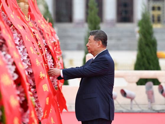 (260930) -- BEIJING, Sept. 30, 2026 -- Chinese President Xi Jinping straightens the ribbon on a flower basket during a ceremony to present flower baskets to fallen national heroes at Tian anmen Square in Beijing, capital of China, Sept. 30, 2026. Xi Jinping and other leaders of the Communist Party of China and the state including Li Qiang, Zhao Leji, Wang Huning, Cai Qi, Ding Xuexiang, Li Xi and Han Zheng attended the ceremony on Wednesday. The event was held to mark Martyrs Day. Observed on Sept. 30, one day before National Day, the day commemorates those who gave their lives for national independence and prosperity. ) CHINA-BEIJING-LEADERS-MARTYRS DAY-CEREMONY (CN) XiexHuanchi