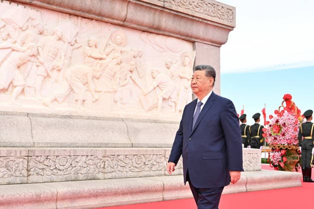 (260930) -- BEIJING, Sept. 30, 2026 -- Chinese President Xi Jinping walks around the Monument to the People s Heroes to pay tribute during a ceremony to present flower baskets to fallen national heroes at Tian anmen Square in Beijing, capital of China, Sept. 30, 2026. Xi Jinping and other leaders of the Communist Party of China and the state including Li Qiang, Zhao Leji, Wang Huning, Cai Qi, Ding Xuexiang, Li Xi and Han Zheng attended the ceremony on Wednesday. The event was held to mark Martyrs Day. Observed on Sept. 30, one day before National Day, the day commemorates those who gave their lives for national independence and prosperity. ) CHINA-BEIJING-LEADERS-MARTYRS DAY-CEREMONY (CN) YuexYuewei
