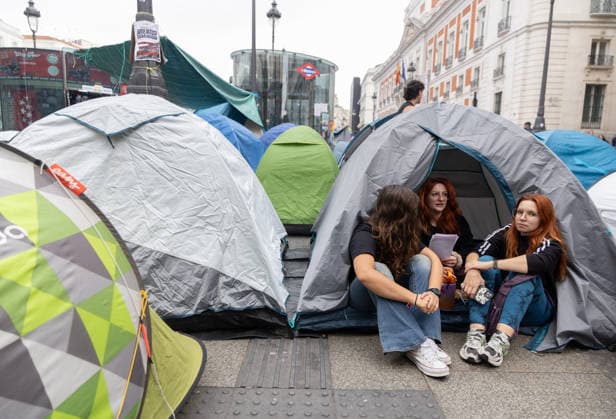The housing protest camp in Sol continues despite institutional pressure. Hundreds of people at the housing protest camp in Puerta del Sol on September 30, 2026, in Madrid, Spain. Dozens of people continue to camp out at Puerta del Sol to demand solutions to housing problems. Yesterday, the government following a last-minute agreement among coalition partners, a package of measures against evictions and to protect tenants, partially addressing the demands of the Tenants’ Union. For now, and although the Community of Madrid and the City Council want the encampment dismantled, the protesters intend to continue until Friday, when the new decree will be voted on in Congress. SEPTEMBER 30, 2026 Spain Copyright: xEduardoxParrax 7810140