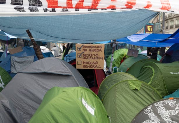 The housing protest camp in Sol continues despite institutional pressure. Hundreds of people at the housing protest camp in Puerta del Sol on September 30, 2026, in Madrid, Spain. Dozens of people continue to camp out at Puerta del Sol to demand solutions to housing problems. Yesterday, the government following a last-minute agreement among coalition partners, a package of measures against evictions and to protect tenants, partially addressing the demands of the Tenants’ Union. For the time being, and although the Community of Madrid and the City Council want the encampment dismantled, the protesters intend to continue until Friday, when the new decree will be voted on in Congress. SEPTEMBER 30, 2026 Spain Copyright: xEduardoxParrax 7810150