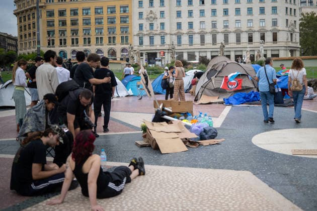 Housing Protest Camp in Plaça Catalunya, Barcelona: Several people at a housing protest camp in Plaça Catalunya on September 30, 2026, in Barcelona, Catalonia, Spain. Around 150 people are camping out in Plaça Catalunya to demand respect for the right to housing, following the example of the encampment in Madrid’s Puerta del Sol. September 30, 2026. Lorena Sopê. Barcelona, Catalonia, Barcelona, Catalonia, Spain Copyright: xLorenaxSopênax 7810135