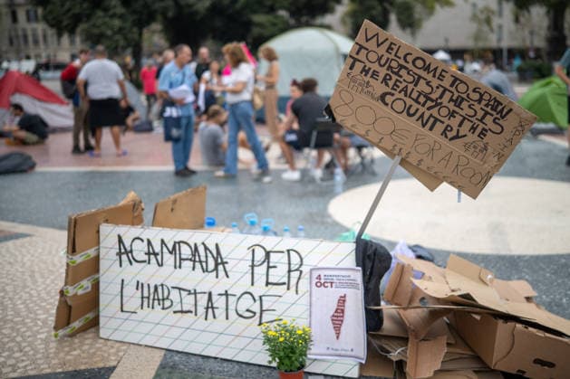 Housing Protest Campout in Plaça Catalunya, Barcelona Protest signs during a housing protest campout in Plaça Catalunya on September 30, 2026, in Barcelona, Catalonia, Spain. Around 150 people are camping out in Plaça Catalunya to demand that the right to housing be respected, following the example of the campout in Madrid’s Puerta del Sol. SEPTEMBER 30, 2026 Lorena Sopê Barcelona, Catalonia, Barcelona, Catalonia, Spain Copyright: xLorenaxSopênax 7810136