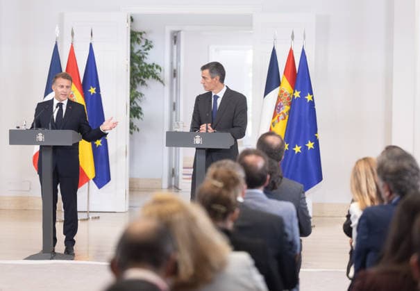 Sánchez Welcomes Macron at the Moncloa The Prime Minister, Pedro Sánchez (right), and the President of the French Republic, Emmanuel Macron (left), hold a joint press conference following a meeting on September 30, 2026, in Madrid, Spain. Macron is in Spain on an official visit, the first by a French head of state since Sarkozy’s visit in 2009, with the aim of highlighting the depth of the relationship in multiple areas as well as the strong convergence between Spain and France at the European level. SEPTEMBER 30, 2026 Madrid, Spain Copyright: xEduardoxParrax 7810711