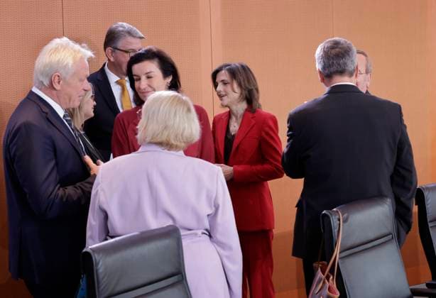 Alois Rainer, Bundesminister fuer Ernaehrung, Landwirtschaft und Heimat, Dorothee Bär, Bundesministerin für Forschung, Technologie und Raumfahrt, Staatsministerin Elisabeth Kaiser, MdB, Beauftragte der Bundesregierung für Ostdeutschland, Deutschland, Berlin, Bundeskanzleramt, Das Bundeskabinett befasst sich in seiner 60. Sitzung am 30. September 2026 unter anderem mit den Auslandseinsätzen der Bundeswehr.