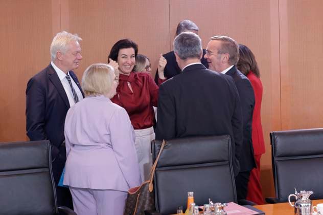 Alois Rainer, Bundesminister fuer Ernaehrung, Landwirtschaft und Heimat, Dorothee Bär, Bundesministerin für Forschung, Technologie und Raumfahrt, Boris Pistorius, Bundesminister der Verteidigung , Deutschland, Berlin, Bundeskanzleramt, Das Bundeskabinett befasst sich in seiner 60. Sitzung am 30. September 2026 unter anderem mit den Auslandseinsätzen der Bundeswehr.