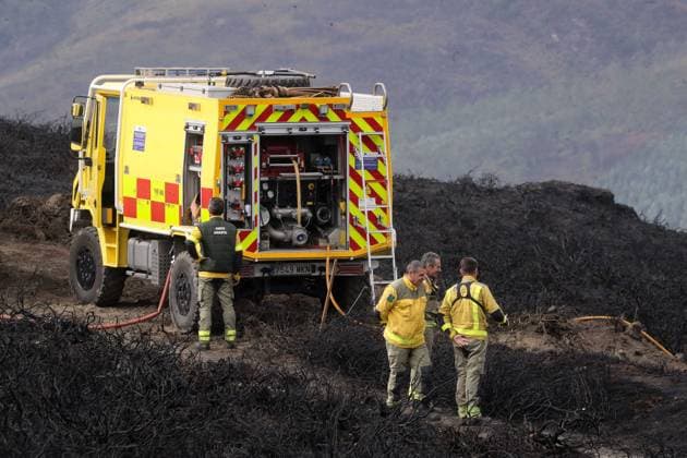Forest fire in Ourol, Lugo, which has burned 50 hectares, has been brought under control. A fire truck works in the burned area on September 30, 2026, in Ourol, Lugo, Galicia, Spain. The Regional Ministry of Rural Affairs has reported that the forest fire still burning in the town of Ourol, in the province of Lugo, has been brought under control after burning an area of approximately 50 hectares. SEPTEMBER 30, 2026 Ourol, Lugo, Galicia Ourol, Lugo, Galicia, Spain Copyright: xCarlosxCastrox 7810798