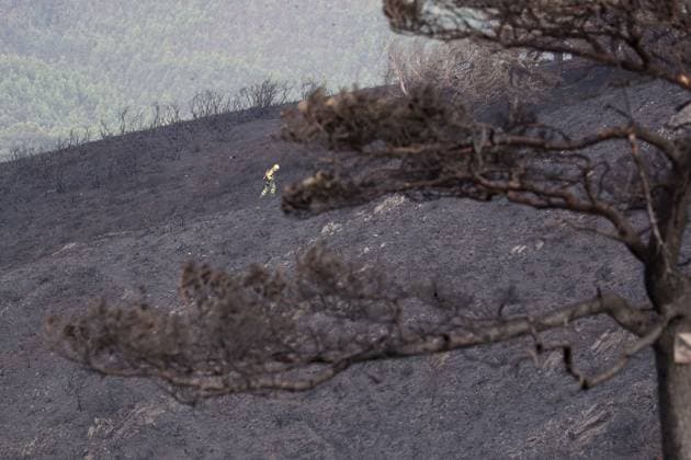 Forest fire in Ourol, Lugo, which has burned 50 hectares, has been stabilized. A firefighter works at the scene of the fire on September 30, 2026, in Ourol, Lugo, Galicia, Spain. The Regional Ministry of Rural Affairs has reported that the wildfire still burning in the town of Ourol, in the province of Lugo, has been stabilized after burning an area of about 50 hectares. SEPTEMBER 30, 2026 Ourol, Lugo, Galicia Ourol, Lugo, Galicia, Spain Copyright: xCarlosxCastrox 7810800