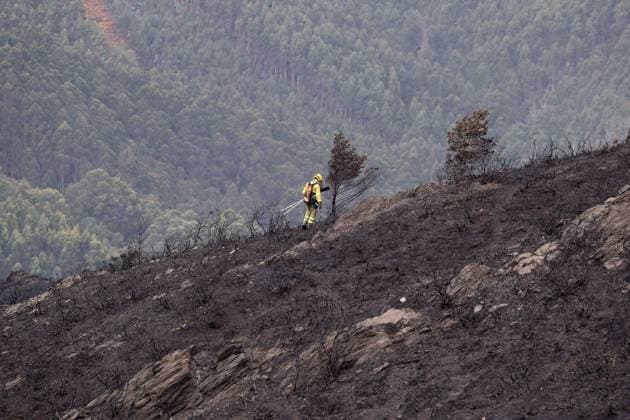 Forest fire in Ourol, Lugo, which has burned 50 hectares, has been stabilized. A firefighter works at the scene of the fire on September 30, 2026, in Ourol, Lugo, Galicia, Spain. The Regional Ministry of Rural Affairs has reported that the wildfire still burning in the town of Ourol, in the province of Lugo, has been stabilized after burning an area of about 50 hectares. SEPTEMBER 30, 2026 Ourol, Lugo, Galicia Ourol, Lugo, Galicia, Spain Copyright: xCarlosxCastrox 7810801