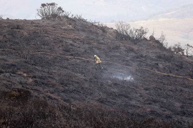 Forest fire in Ourol, Lugo, which has burned 50 hectares, has been stabilized. A firefighter works at the scene of the fire on September 30, 2026, in Ourol, Lugo, Galicia, Spain. The Regional Ministry of Rural Affairs has reported that the wildfire still burning in the town of Ourol, in the province of Lugo, has been stabilized after burning an area of about 50 hectares. SEPTEMBER 30, 2026 Ourol, Lugo, Galicia Ourol, Lugo, Galicia, Spain Copyright: xCarlosxCastrox 7810802