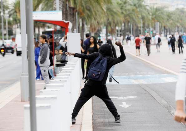 Protest by Nice High School Students PHOTOPQR NICE MATIN Dylan Meiffret Nice September 30, 2026 Protest by Nice High School Students HERE Protesters are throwing projectiles at police cars parked across the street, on the Promenade des Anglais, France, September 30, 2026. Protests over overcrowded classrooms, teacher shortages, and long school days have spread across France, with police detaining more than 400 people—many of them minors—on Tuesday. The movement began at high schools in the Paris area last week before expanding nationwide. Some school blockades turned violent as protesters burned trash cans and hurled bottles at officers, who responded with batons and tear gas. Nice, France Copyright: xPHOTOPQR NICExMATIN MAXPPPxDylanxMeiffretx 20260930NIM5143 20260930NIM5143