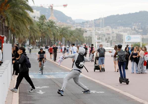 Protest by Nice High School Students PHOTOPQR NICE MATIN Dylan Meiffret Nice September 30, 2026 Protest by Nice high school students HERE Protesters are throwing projectiles at police cars parked across the street, on the Promenade des Anglais, France, September 30, 2026 Protests over overcrowded classrooms, teacher shortages, and long school days have spread across France, with police detaining more than 400 people, many of them minors, on Tuesday. The movement began at high schools in the Paris area last week before expanding nationwide. Some school blockades turned violent as protesters burned trash cans and hurled bottles at officers, who responded with batons and tear gas. Nice, France Copyright: xPHOTOPQR NICExMATIN MAXPPPxDylanxMeiffretx 20260930NIM5150 20260930NIM5150