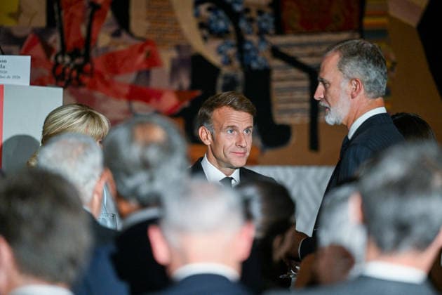 French President Emmanuel Macron and his wife, First Lady Brigitte Macron, at the handover ceremony attended by Their Majesties King Felipe VI and Queen Letizia of Spain at the French residence in Madrid, Spain, on September 30, 2026. The French presidential couple made a two-day official visit to Spain. Christian Liewig Bestimage French President Emmanuel Macron and his wife, First Lady Brigitte Macron, at the reception held in the presence of Their Majesties King Felipe VI and Queen Letizia of Spain at the French Residence in Madrid, Spain, on September 30, 2026. The French presidential couple paid a two-day official visit to Spain. Madrid, Spain Copyright: xChristianxLiewigx xBestimagexChristianxLiewigx xBestimagex