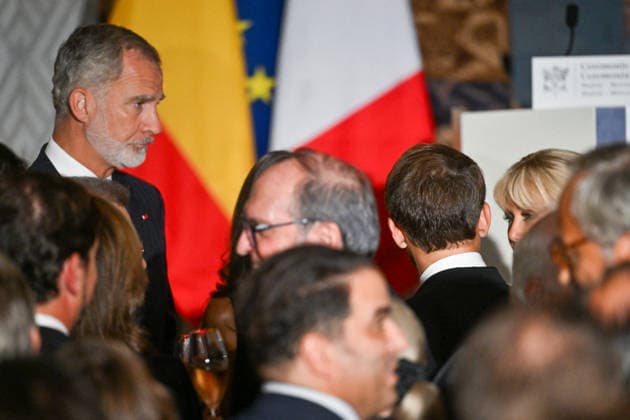 French President Emmanuel Macron and his wife, First Lady Brigitte Macron, at the handover ceremony attended by Their Majesties King Felipe VI and Queen Letizia of Spain at the French residence in Madrid, Spain, on September 30, 2026. The French presidential couple made a two-day official visit to Spain. Christian Liewig Bestimage French President Emmanuel Macron and his wife, First Lady Brigitte Macron, at the reception held in the presence of Their Majesties King Felipe VI and Queen Letizia of Spain at the French Residence in Madrid, Spain, on September 30, 2026. The French presidential couple paid a two-day official visit to Spain. Madrid, Spain Copyright: xChristianxLiewigx xBestimagexChristianxLiewigx xBestimagex