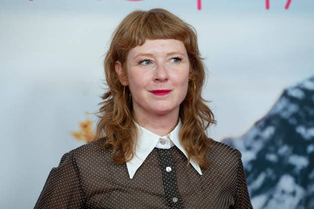 Sarah BAUERETT, Schauspielerin, Portraet, Porträt, Portrait, Angeschnittenes Einzelbild, Einzelmotiv, Roter Teppich, Red Carpet Show, Ankunft, arrival, Filmpremiere Frau Winkler verlaesst das Haus,, am 30.09.2026, in der Lichtburg in Essen,
