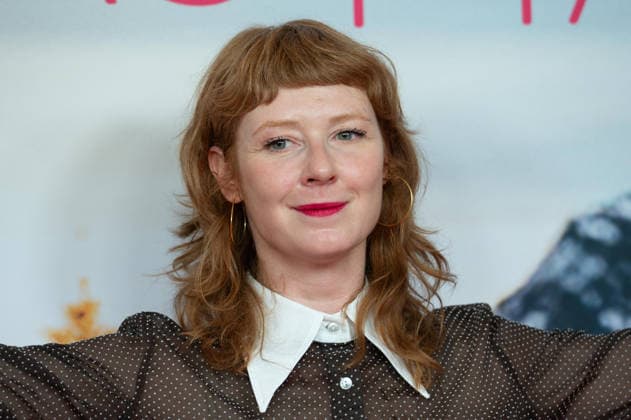 Sarah BAUERETT, Schauspielerin, Portraet, Porträt, Portrait, Angeschnittenes Einzelbild, Einzelmotiv, Roter Teppich, Red Carpet Show, Ankunft, arrival, Filmpremiere Frau Winkler verlaesst das Haus,, am 30.09.2026, in der Lichtburg in Essen,