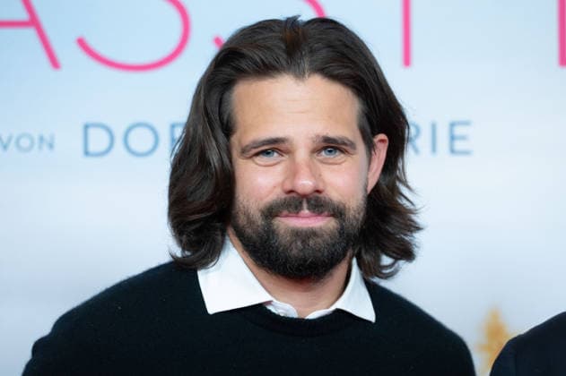 Josef ELLERS, Schauspieler, Portraet, Porträt, Portrait, Angeschnittenes Einzelbild, Einzelmotiv, Roter Teppich, Red Carpet Show, Ankunft, arrival, Filmpremiere Frau Winkler verlaesst das Haus,, am 30.09.2026, in der Lichtburg in Essen,