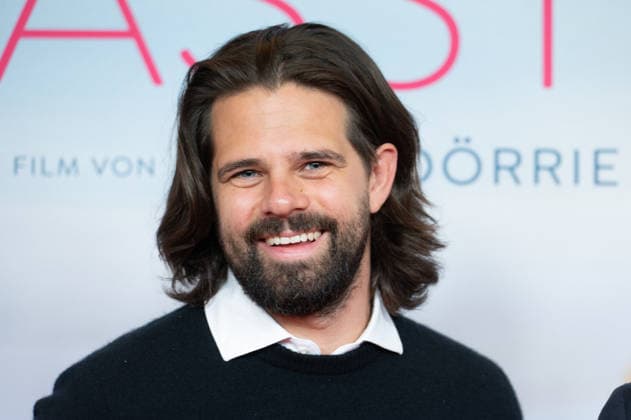 Josef ELLERS, Schauspieler, Portraet, Porträt, Portrait, Angeschnittenes Einzelbild, Einzelmotiv, Roter Teppich, Red Carpet Show, Ankunft, arrival, Filmpremiere Frau Winkler verlaesst das Haus,, am 30.09.2026, in der Lichtburg in Essen,