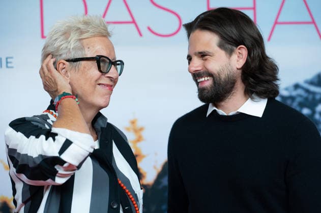 Doris DOERRIE, Dörrie, Regisseurin, Josef ELLERS, Schauspieler, Portraet, Porträt, Portrait, Angeschnittenes Einzelbild, Einzelmotiv, Roter Teppich, Red Carpet Show, Ankunft, arrival, Filmpremiere Frau Winkler verlaesst das Haus,, am 30.09.2026, in der Lichtburg in Essen,