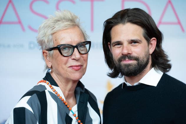 Doris DOERRIE, Dörrie, Regisseurin, Josef ELLERS, Schauspieler, Portraet, Porträt, Portrait, Angeschnittenes Einzelbild, Einzelmotiv, Roter Teppich, Red Carpet Show, Ankunft, arrival, Filmpremiere Frau Winkler verlaesst das Haus,, am 30.09.2026, in der Lichtburg in Essen,