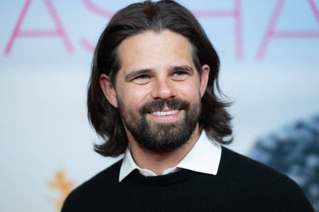 Josef ELLERS, Schauspieler, Portraet, Porträt, Portrait, Angeschnittenes Einzelbild, Einzelmotiv, Roter Teppich, Red Carpet Show, Ankunft, arrival, Filmpremiere Frau Winkler verlaesst das Haus,, am 30.09.2026, in der Lichtburg in Essen,