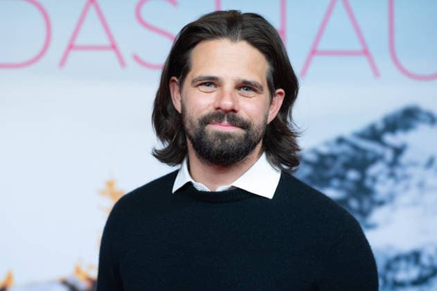 Josef ELLERS, Schauspieler, Portraet, Porträt, Portrait, Angeschnittenes Einzelbild, Einzelmotiv, Roter Teppich, Red Carpet Show, Ankunft, arrival, Filmpremiere Frau Winkler verlaesst das Haus,, am 30.09.2026, in der Lichtburg in Essen,