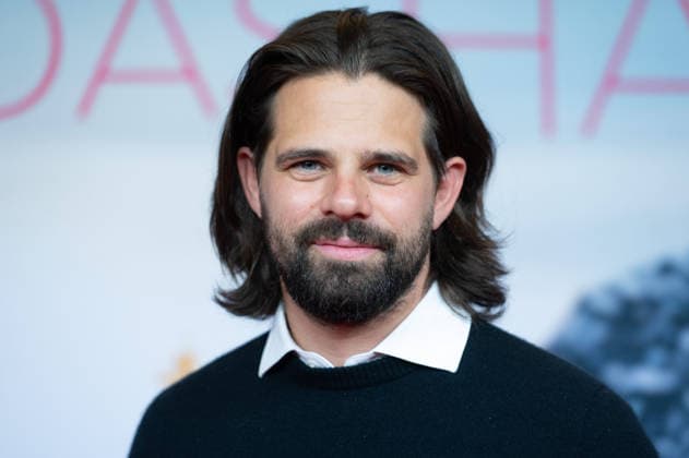 Josef ELLERS, Schauspieler, Portraet, Porträt, Portrait, Angeschnittenes Einzelbild, Einzelmotiv, Roter Teppich, Red Carpet Show, Ankunft, arrival, Filmpremiere Frau Winkler verlaesst das Haus,, am 30.09.2026, in der Lichtburg in Essen,