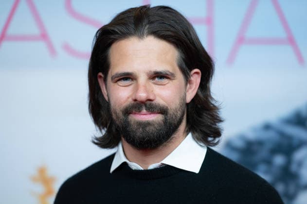 Josef ELLERS, Schauspieler, Portraet, Porträt, Portrait, Angeschnittenes Einzelbild, Einzelmotiv, Roter Teppich, Red Carpet Show, Ankunft, arrival, Filmpremiere Frau Winkler verlaesst das Haus,, am 30.09.2026, in der Lichtburg in Essen,