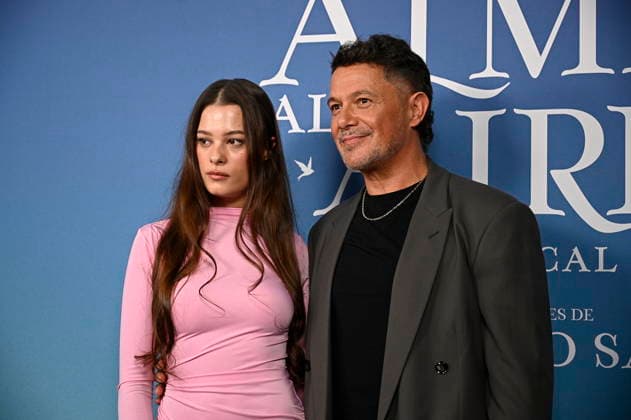 Premiere of the musical El alma al aire, featuring songs by Alejandro Sanz Alejandro Sanz and his daughter Manuela at the premiere of the musical El alma al aire at the Ocaso Coliseum Theater on September 30, 2026, in Madrid, Spain. This new musical, inspired by the songs of Alejandro Sanz, transforms some of the most iconic tracks of his career into the driving force behind a moving story, relatable, and deeply human. A theatrical journey that speaks of freedom, the bonds that sustain us, and the courage needed to pursue what truly matters. MUSICAL PHOTOCALL Madrid, Madrid, Spain Copyright: xFranciscoxGuerrax 7811518