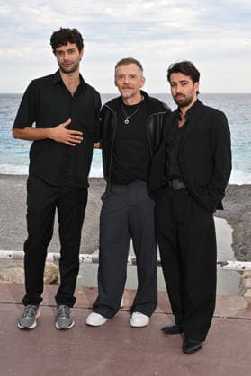 Liam Hellmann, Simon Pegg and Charles Benoin, the producer of the film, at a photocall for the film *Only What We Carry*, directed by J. Adams, during the 8th edition of the Cinéroman Festival in Nice on September 30, 2026. Bruno Bebert, Dominique Jacovides, Bestimage. Photocall for the film *Only What We Carry*, directed by J. Adams, at the 8th edition of the Cinéroman Festival in Nice on September 30, 2026, NICE, France Copyright: xDominiquexJacovidesx-xBrunoxBebertx xBestimagexDominiquexJacovidesx-xBrunoxBebertx xBestimagex