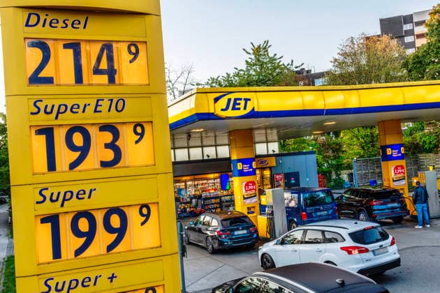 Der neue Tankrabatt wirkt, Spritpreise sind gesunken, Kunden tanken morgens um 7:30 Uhr an der JET Tankstelle in Neuperlach, München, 1. Oktober 2026 Deutschland, München, 1. Oktober 2026, der neue Tankrabatt wirkt, Spritpreise sind gesunken, Kunden tanken morgens um 7:30 Uhr an der JET Tankstelle in Neuperlach, Diesel kostet heute morgen nur noch 2,14 Euro, Super E10 kostet 1,93 Euro, Senkung der Energiesteuer um 17 Cent brutto pro Liter, Entlastung der Autofahrer für die nächsten drei Monate, - 17 Cent, hohe Spritpreise wegen des Irankriegs, Benzinpreise, Tankstellenpreise, Inflation, Wirtschaft, Herbst, Bayern,