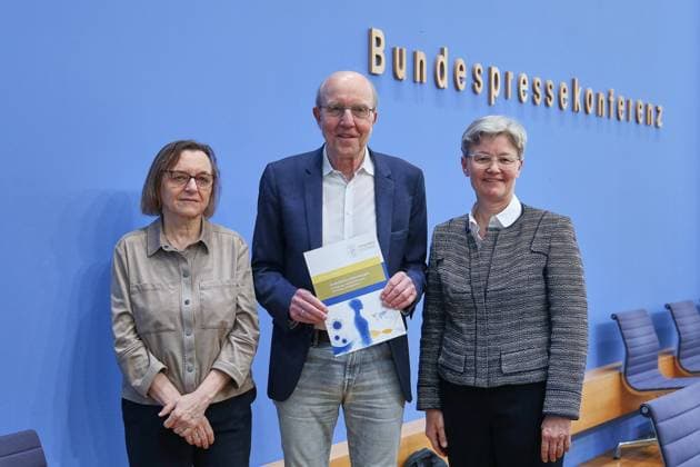 Berlin, Deutschland, 01.10.2026: Bundespressekonferenz: Postinfektiöse Erkrankungen: Versorgung, Forschung und Prävention am Beispiel von Long Covid: Carmen Scheibenbogen, Stellv. Leiterin des Instituts für Medizinische Immunologie, Charité Berlin, Norbert Suttorp, Mitglied der Leopoldina, Klinik für Infektiologie, Pneumologie und Intensivmedizin, Charité Berlin, Regina T. Riphahn, Vizepräsidentin und Mitglied der Leopoldina, Ph.D., Lehrstuhl für Statistik und empirische Wirtschaftsforschung, Friedrich-Alexander-Universität Erlangen-Nürnberg Copyright: xdtsxNachrichtenagenturx dts_137004