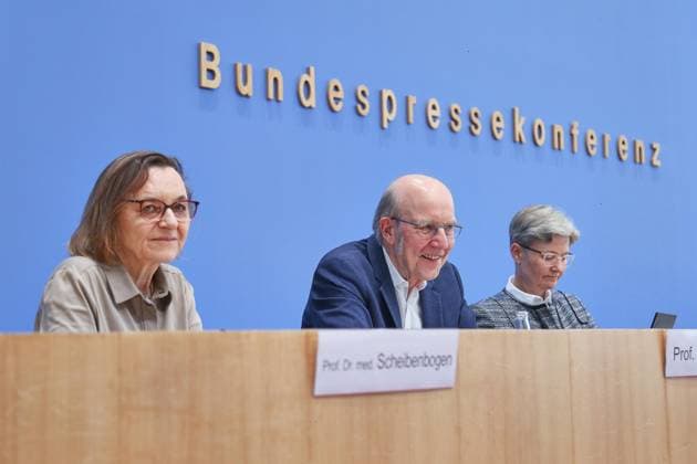 Berlin, Deutschland, 01.10.2026: Bundespressekonferenz: Postinfektiöse Erkrankungen: Versorgung, Forschung und Prävention am Beispiel von Long Covid: Carmen Scheibenbogen, Stellv. Leiterin des Instituts für Medizinische Immunologie, Charité Berlin, Norbert Suttorp, Mitglied der Leopoldina, Klinik für Infektiologie, Pneumologie und Intensivmedizin, Charité Berlin, Regina T. Riphahn, Vizepräsidentin und Mitglied der Leopoldina, Ph.D., Lehrstuhl für Statistik und empirische Wirtschaftsforschung, Friedrich-Alexander-Universität Erlangen-Nürnberg Copyright: xdtsxNachrichtenagenturx dts_137009