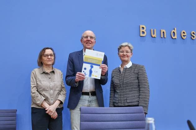 Berlin, Deutschland, 01.10.2026: Bundespressekonferenz: Postinfektiöse Erkrankungen: Versorgung, Forschung und Prävention am Beispiel von Long Covid: Carmen Scheibenbogen, Stellv. Leiterin des Instituts für Medizinische Immunologie, Charité Berlin, Norbert Suttorp, Mitglied der Leopoldina, Klinik für Infektiologie, Pneumologie und Intensivmedizin, Charité Berlin, Regina T. Riphahn, Vizepräsidentin und Mitglied der Leopoldina, Ph.D., Lehrstuhl für Statistik und empirische Wirtschaftsforschung, Friedrich-Alexander-Universität Erlangen-Nürnberg Copyright: xdtsxNachrichtenagenturx dts_137018