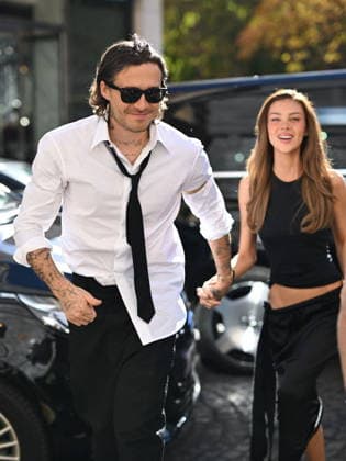 Brooklyn Beckham and his wife Nicola Peltz are back at their hotel after the Balenciaga fashion show during Paris Fashion Week on October 1, 2026. Brooklyn Beckham, who has remained estranged from his family since his 2022 wedding, is unlikely to attend the show for his mother V Beckham’s fashion house, scheduled for October 2, 2026. Pierre Perusseau Bestimage Brooklyn Beckham and his wife Nicola Peltz are back at their hotel following the Balenciaga show during PFW Fashion Week on October 1, 2026 Brooklyn Beckham, who has remained estranged from his family since his 2022 wedding, is unlikely to attend the show for his mother V Beckham’s fashion house, scheduled for October 2, 2026, in Paris, France Copyright: xPierrexPerusseaux xBestimagexPierrexPerusseaux xBestimagex