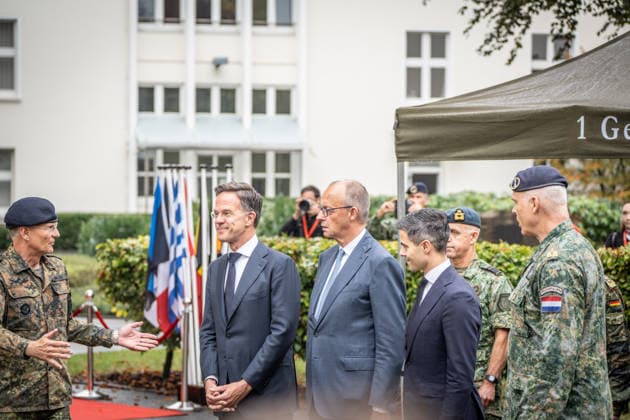 Generalleutnant Peter Mirow, Mark Rutte, NATO-Generalsekretär, Friedrich Merz, Bundeskanzler, Rob Jetten, Premierminister Niederlande, Wilfred Rietdijk, Generalmajor stellvertretender Kommandeur des 1. Deutsch-Niederländischen Korps (von links) während der militärischen Ehren mit den Nationalhymnen von Deutschland und den Niederlanden sowie der Hymne der NATO;Treffen Bundeskanzler, Premierminister der Niederlande und NATO-Generalsekretär beim 1. Deutsch-Niederländischen Corps in Münster, Münster Nordrhein-Westfalen Deutschland Deutsch-Niederländische Corps