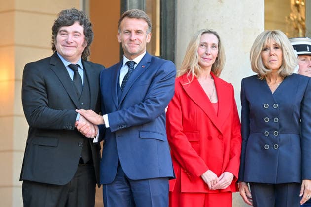 French President Emmanuel Macron and his wife, First Lady Brigitte Macron, welcome Argentine President Javier Milei and the Secretary General of the Argentine Presidency and the president’s sister, Karina Milei, to the Élysée Palace in Paris, France, on October 1, 2026. Christian Liewig Bestimage French President Emmanuel Macron and his wife, Brigitte Macron, greet Argentine President Javier Milei and Karina Milei, General Secretary of the Argentine Presidency and sister of the Argentine President, ahead of their meeting at the Élysée Palace on October 1, 2026, in Paris, France Paris France Copyright: xChristianxLiewigx xBestimagexChristianxLiewigx xBestimagex