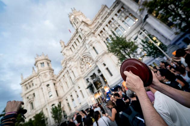 Pot-and-Pan Protest for Housing in Madrid: Dozens of people took part in a pot-and-pan protest for housing in front of Madrid City Hall on October 1, 2026, in Madrid, Spain, October 1, 2026, POT-AND-PAN PROTEST, HOUSING, TENANTS, RENTS, PROTEST MARCH, Madrid, Spain Copyright: xA.xPÃ rezxMecax 7813825
