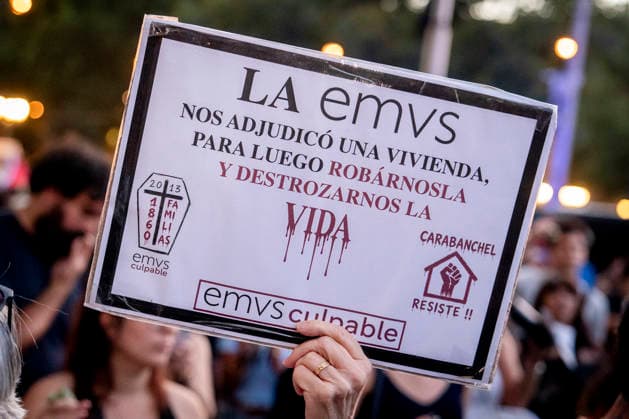Pot-and-Pan Protest for Housing in Madrid A person holds up a sign during a pot-and-pan protest for housing in front of Madrid City Hall on October 1, 2026, in Madrid, Spain, October 1, 2026, POT-AND-PAN PROTEST, HOUSING, TENANTS, RENTS, PROTEST MARCH, Madrid, Spain Copyright: xA.xPÃ rezxMecax 7813877