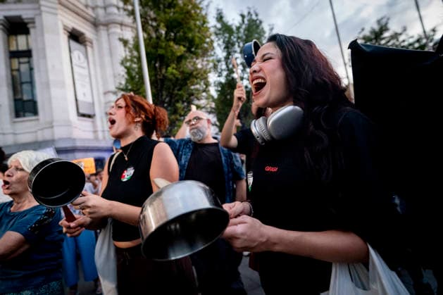 Pot-and-Pan Protest for Housing in Madrid: Dozens of people took part in a pot-and-pan protest for housing in front of Madrid City Hall on October 1, 2026, in Madrid, Spain, October 1, 2026, POT-AND-PAN PROTEST, HOUSING, TENANTS, RENTS, PROTEST, RALLY, ON FOOT, Madrid, Madrid, Spain Copyright: xA.xPÃ rezxMecax 7813866